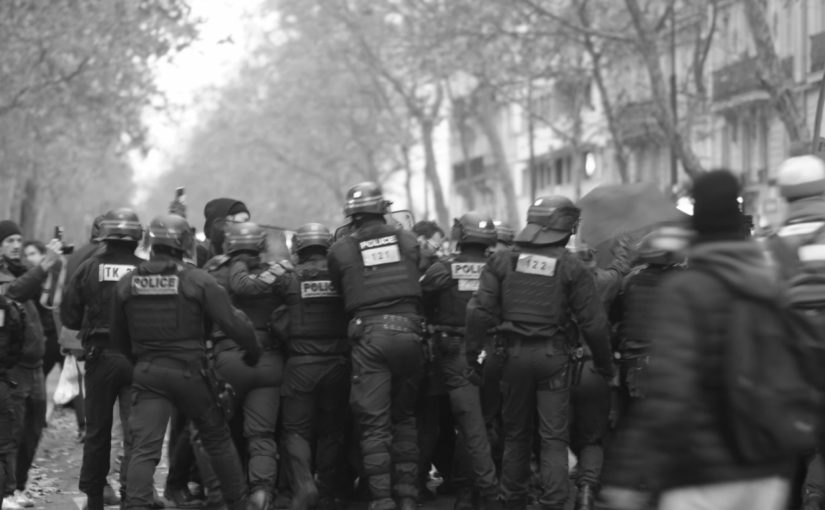 Imposer par la violence la présence d’un cortège raciste et transphobe dans une marche féministe et antifasciste – 22 novembre 2025